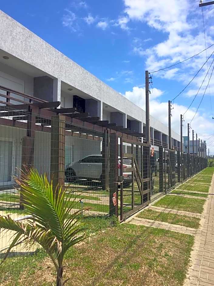 Sobrados com suíte e sacada vista ao mar