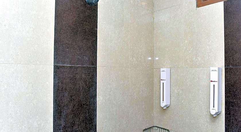 RedDoorz Plus near Sultan Hasanuddin Airport