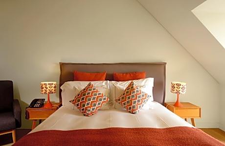 Deluxe Two-Bedroom Apartment with River View