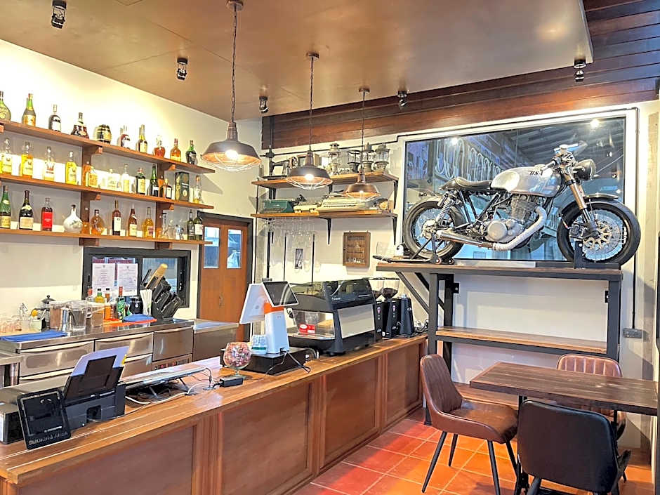 Baanrongmai Canal Front Cafe & Homestay 