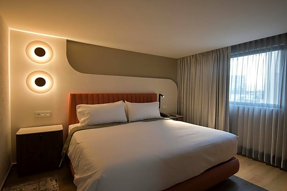 Expo Satelite 2750 Hotel & Suites