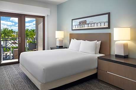 One-Bedroom Queen Suite with Bath Tub