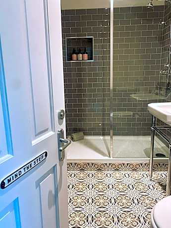 Deluxe Double Room with Shower