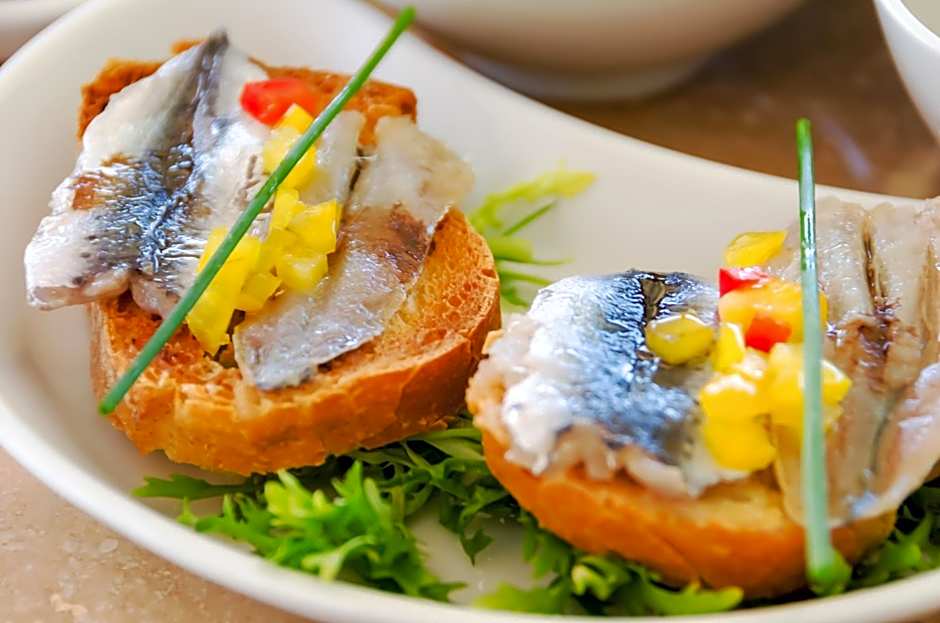 4reasons hotel + bistro | 12+