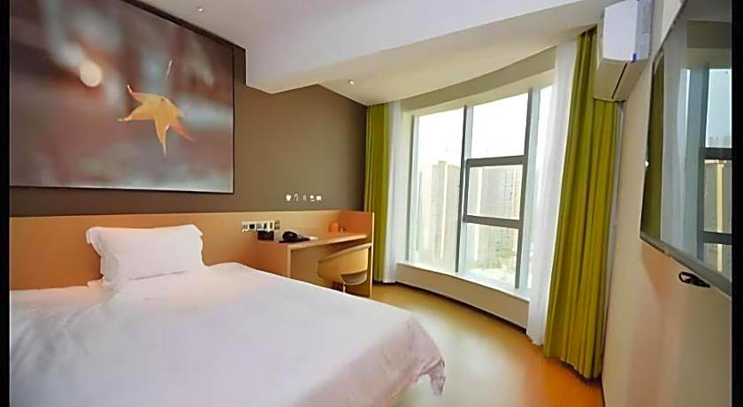 IU Hotel Zhengzhou Xinzheng Sias International University Branch