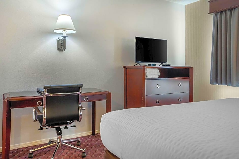 Clarion Hotel & Suites