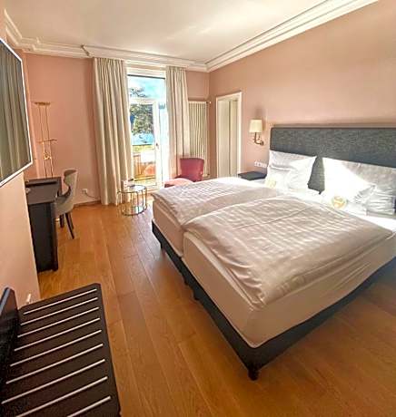 Classic Double Room with Lake View and Balcony