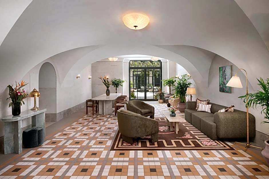 Stradom House, Autograph Collection