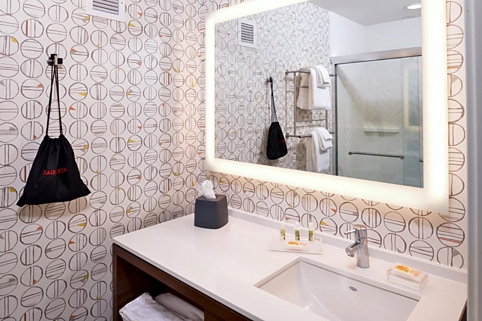 Holiday Inn & Suites Farmington Hills - Detroit NW, an IHG Hotel By IHG