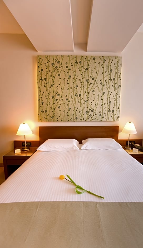 Photo 1 of 1 of Standard Guestroom, City View