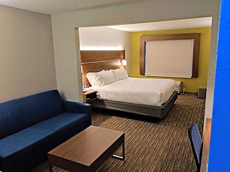 1 King Suite Addl Living Dining Area