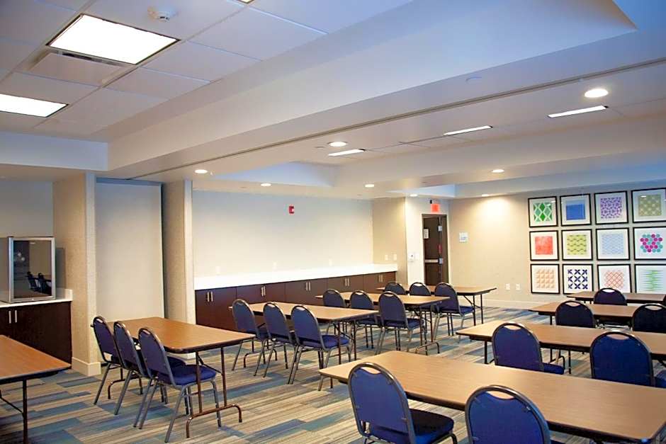 Holiday Inn Express & Suites Overland Park By IHG