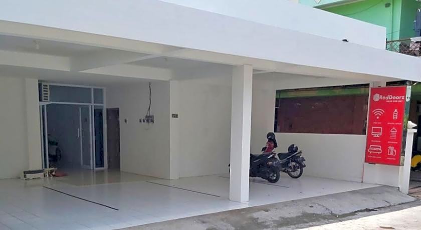 RedDoorz near GOR UNY