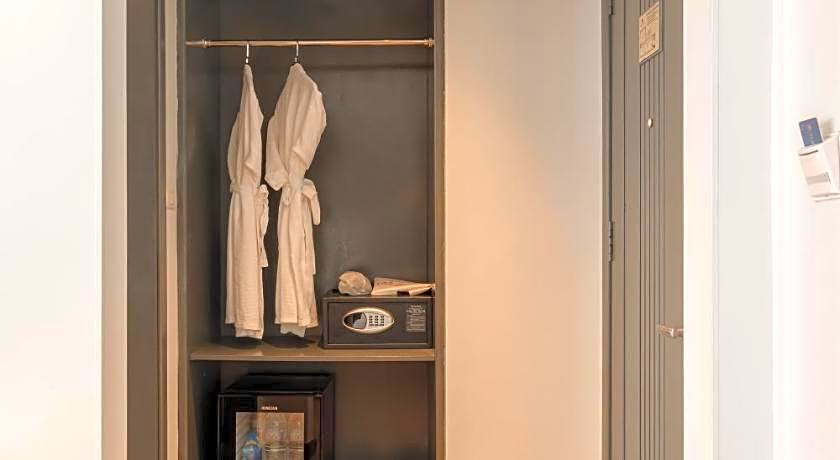 La Mejor Hotel & Sky Bar