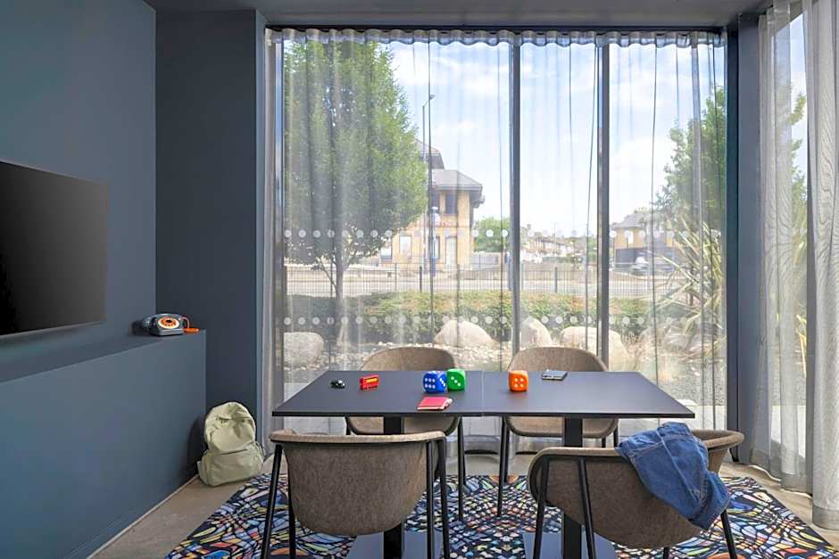 Moxy by Marriott London Heathrow Airport