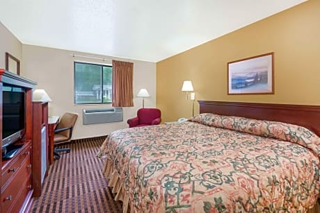 1 King Bed Smoking