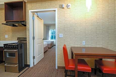 One-Bedroom Queen Suite with Sofa Bed and Adapted Tub - Mobility and Hearing Accessible