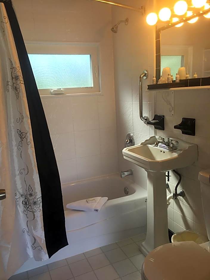 Claddagh Motel & Suites