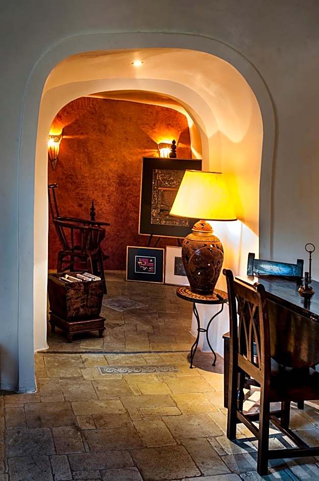 Heliophos Boutique Caves