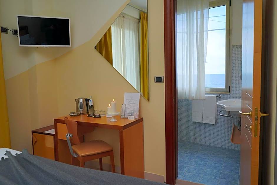 Piccadilly Rooms Restaurant and Beach