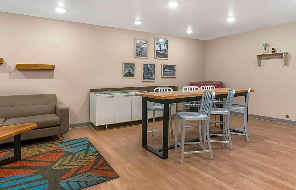 Extended Stay America Select Suites - Louisville - Airport