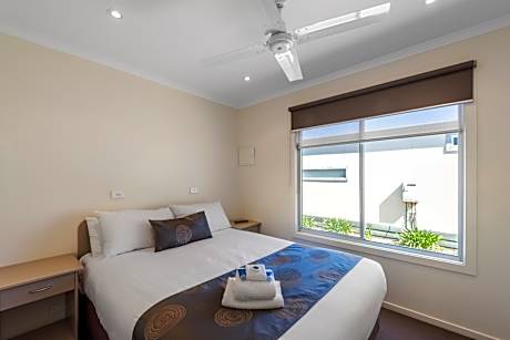 Deluxe 3 Bedroom Lakefront Cabin