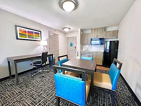 Deluxe King Suite with Mobility/Hearing Impaired Access - Non-Smoking