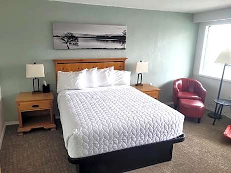 Premium Queen with Lake View