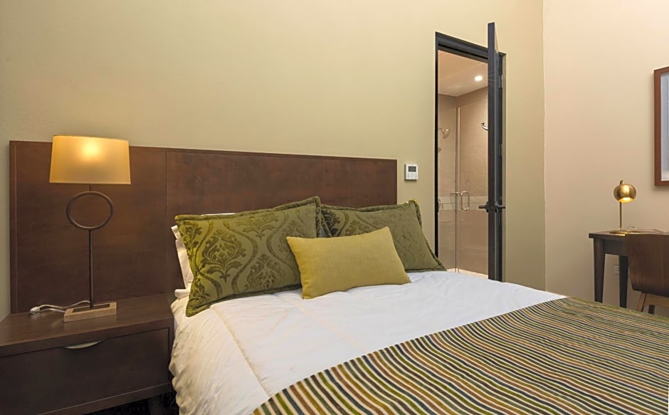 Decanter Hotel
