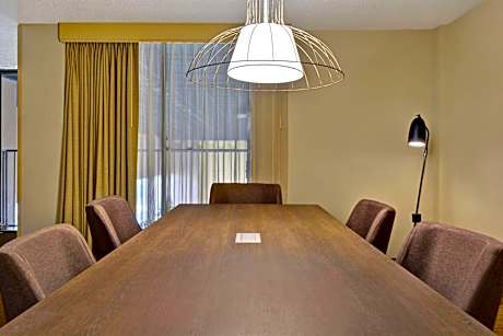 Executive King Suite - Non-Smoking