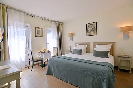 Manoir Superior Room with swimming pool access