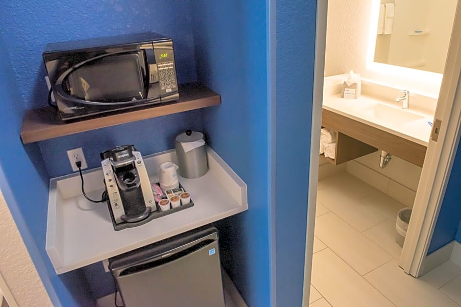Holiday Inn Express and Suites Dayton Southwest By IHG