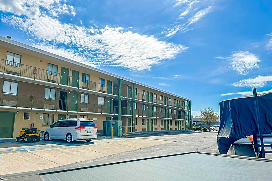 OYO Hotel Mobile, AL I-65 at Airport Blvd