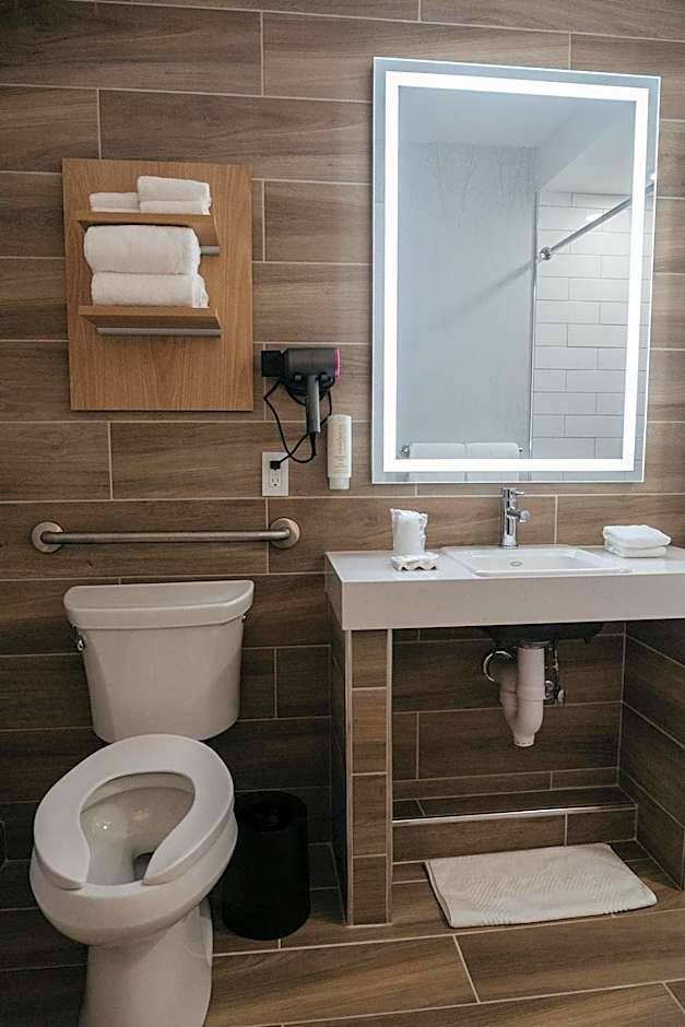 Clarion Lakeside Inn & Conference Centre