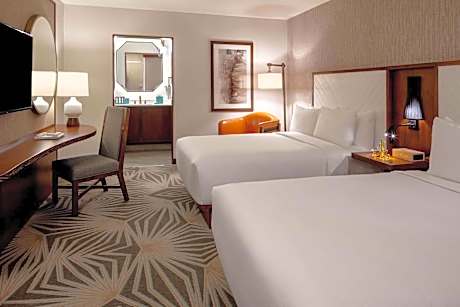 Poolside Guest room with 2 Double