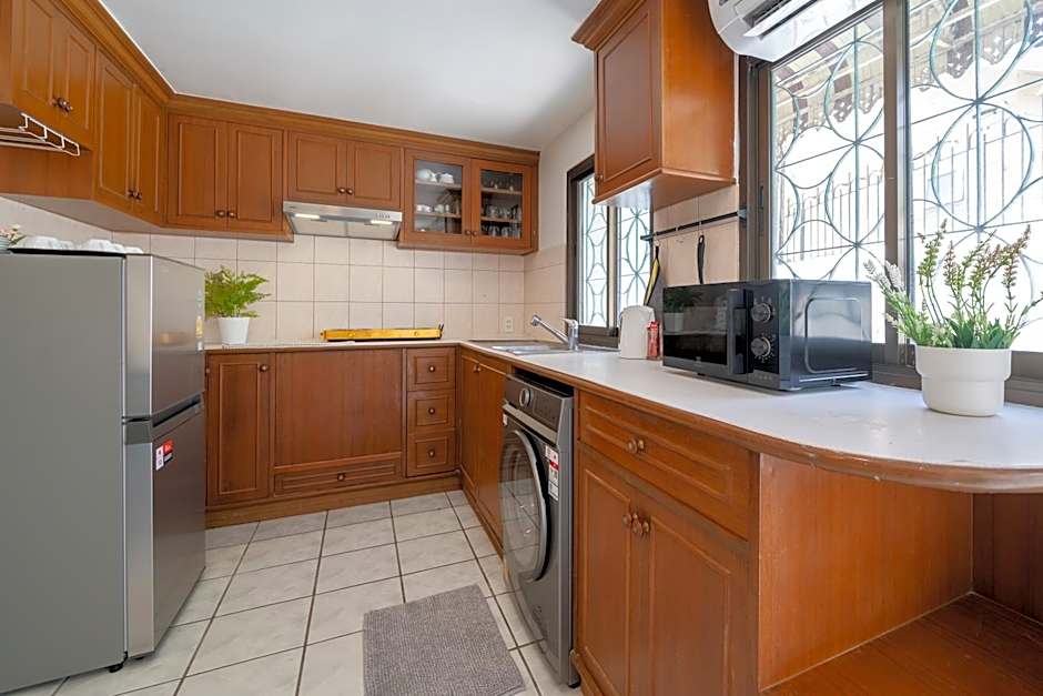 5 mins walk Bangla,beach,3BR