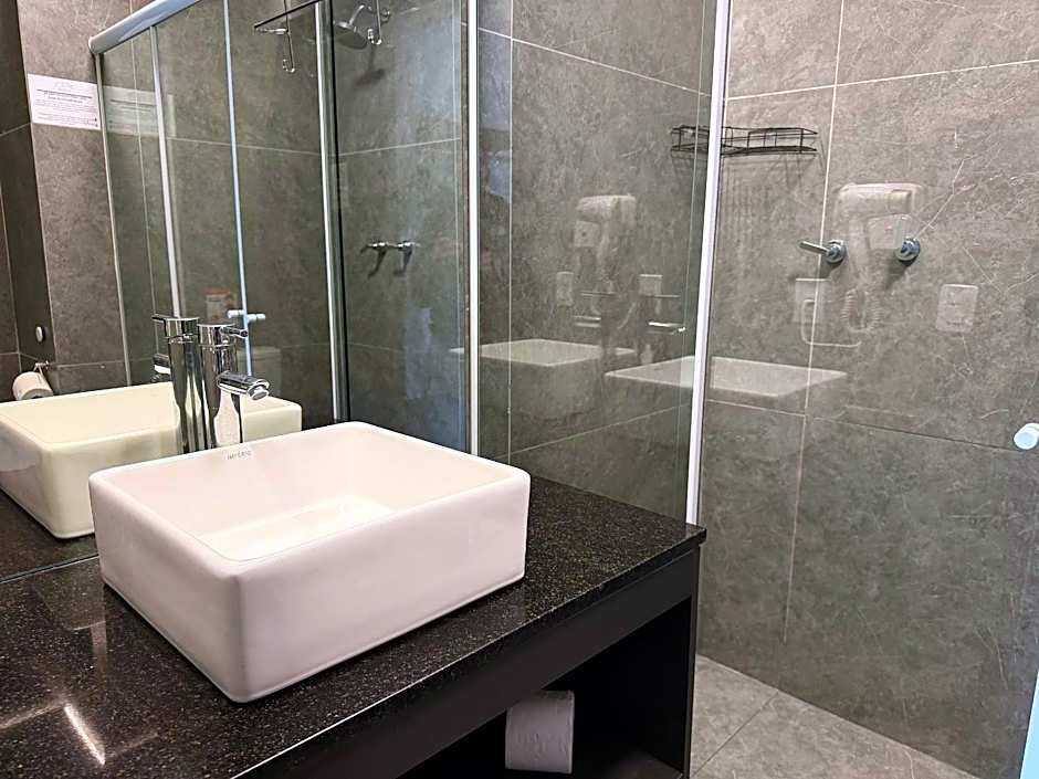 Suite with Hot and Cold Air Conditioning