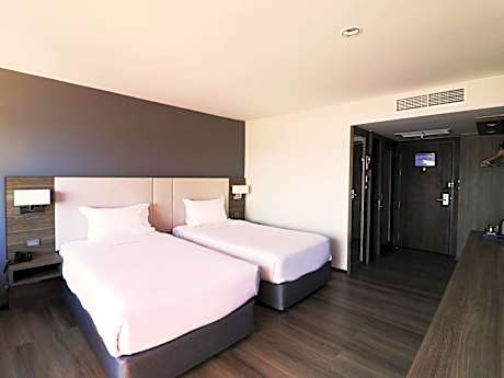 Deluxe  Twin or Double  with River View (subject to availability upon arrival)