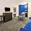 La Quinta Inn & Suites by Wyndham Mercedes Outlet Mall