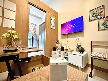 Luxury Condo with balcony on amenity floor, easy access to pool, Sky Garden, Working Lounge and Gym in Makati 7F