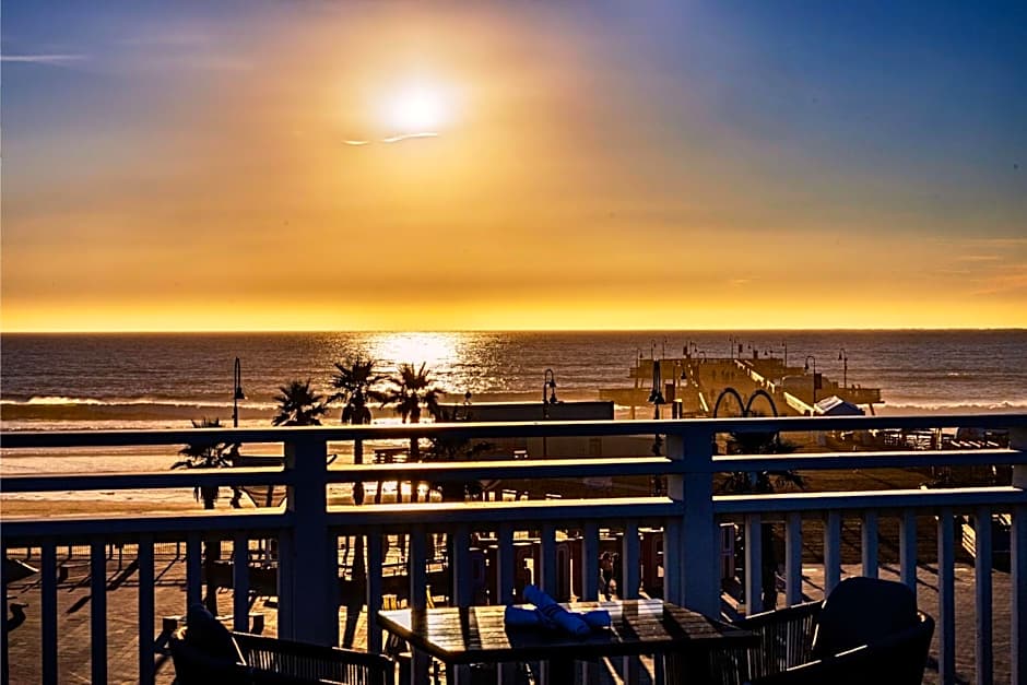 Inn at the Pier Pismo Beach, Curio Collection by Hilton