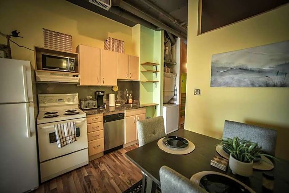 2 Full Beds, Rogers Place Downtown Central, Memorable 1 Bedroom Condo