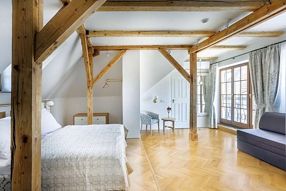 Hotel At the Golden Scissors