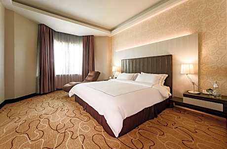 Promenade Deluxe Suite with Club Lounge Access