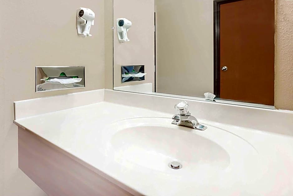 Super 8 by Wyndham Bolivar