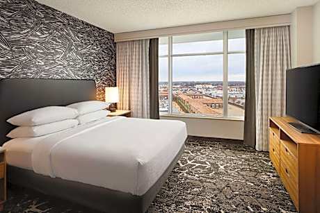 King Suite with Accessible Tub - Mobility and Hearing Access/Non-Smoking