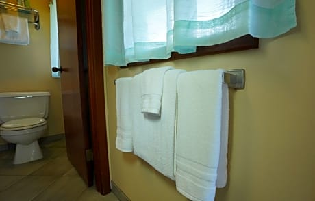 Standard Room, 2 Queen Beds and 1 Twin Bed (No Resort Fee)