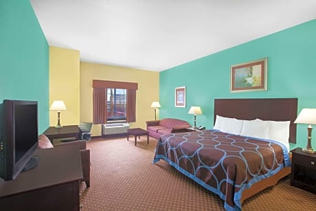 2 Queen Beds and 1 King Bed One-Bedroom Efficiency Non-Smoking
