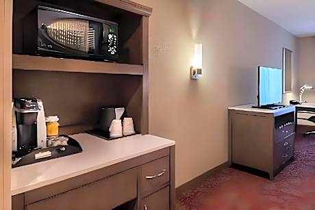 1 King Hearing Accessible Room