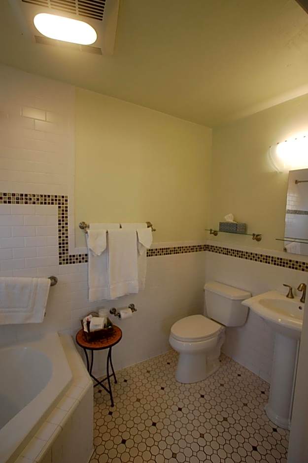 Queen's Inn By The River